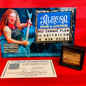 Dimebag Darrell PANTERA Alrosa Villa main Stage Holz & Teppich Fragment mit Echtheitszertifikat