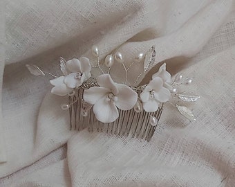 Ceramic flowers  bridal hair comb, wedding hair accessory. Pearls and white ceramic flowers bridal hair comb. Bridal hair piece. Haircomb