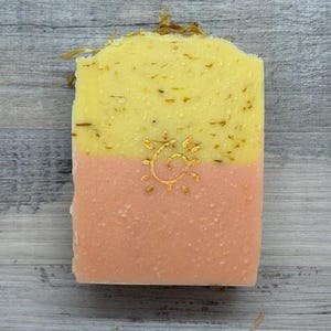 Amber-Orange Naturseife mit Ringelblumenblättern - Soapisch -