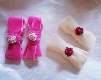 Paire de mini nœuds à cheveux en velours rose ou ivoire avec roses ; Barrettes à cheveux en velours; Accessoires pour cheveux de demoiselles d’honneur ; Pince Alligator Velours Double Noeud