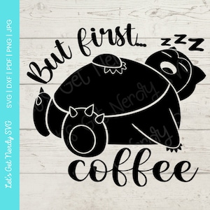 Może przedstawiać: Czarno-biała sylwetka śpiącego kreskowego niedźwiedzia z tekstem "But first... zzz" powyżej i "coffee" poniżej.