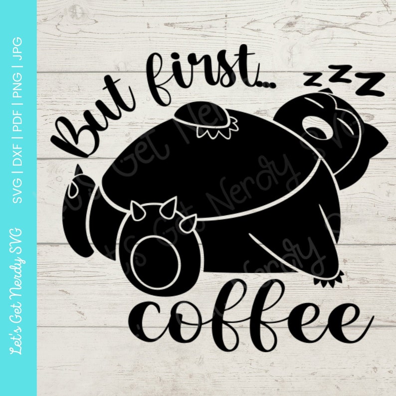Może przedstawiać: Czarno-biała sylwetka śpiącego kreskowego niedźwiedzia z tekstem "But first... zzz" powyżej i "coffee" poniżej.