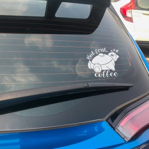 Może przedstawiać: Niebieski samoch&oacute;d z białym naklejką na tylnej szybie. Naklejka przedstawia śpiącego kreskowego niedźwiedzia i tekst "but first...zzz coffee".