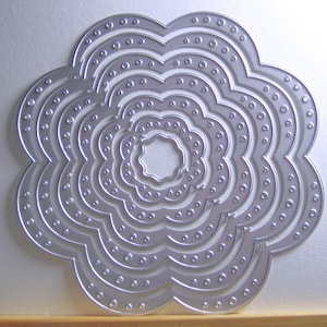 Very Large 7 pc Scalloped Edge Metal Die Set