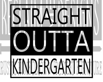 Puede incluir: Diseño gráfico en blanco y negro con el texto "STRAIGHT OUTTA KINDERGARTEN" en un marco rectangular en negrita.