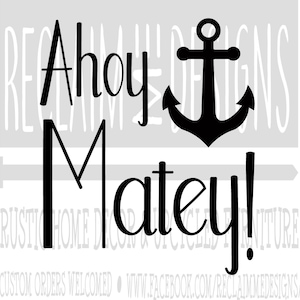 Puede incluir: Diseño gráfico en blanco y negro con el texto "Ahoy Matey!" y un ancla. El texto está en una fuente estilizada.