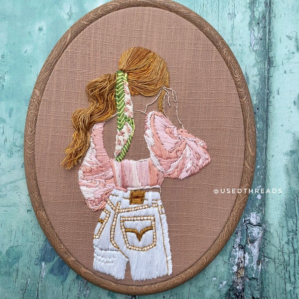 Fille brodée à la main en jeans avec des cheveux brodés en 3D originaux - chemisier rose avec ruban vert. Art, fait main, cadeau, intérieur, fashion girl