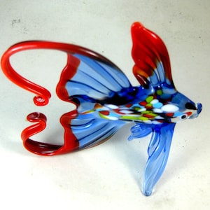 Figura de adorno en miniatura de estilo Murano, de cristal soplado, animal marino Betta Gold Fish, color azul y rojo, 4,0 x 4,2 x 2,0 pulgadas. Envío rápido.