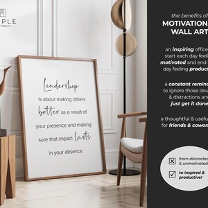 K&ouml;nnte beinhalten: Gerahmter motivierender Wandkunstdruck mit Holzrahmen. Der Druck zeigt den Text "Leadership is about making others better..." in einer stilvollen Schriftart. Eine Holzskulptur und eine moderne Stehlampe sind ebenfalls zu sehen.