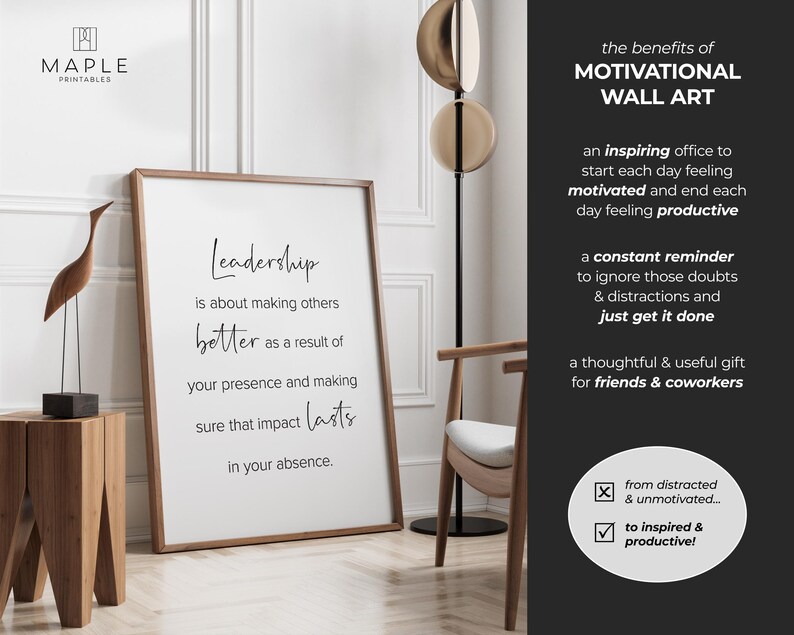 K&ouml;nnte beinhalten: Gerahmter motivierender Wandkunstdruck mit Holzrahmen. Der Druck zeigt den Text "Leadership is about making others better..." in einer stilvollen Schriftart. Eine Holzskulptur und eine moderne Stehlampe sind ebenfalls zu sehen.
