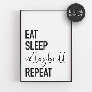 Może przedstawiać: Czarny, oprawiony wydruk z napisem "EAT SLEEP volleyball REPEAT" w połączeniu pogrubionej i kursywnej czcionki. Czarny okrąg z napisem "DIGITAL DOWNLOAD" znajduje się w prawym górnym rogu. Białe tło.