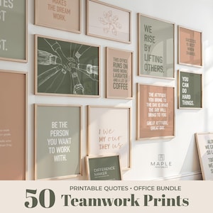 Op de afbeelding: Een verzameling ingelijste prints met inspirerende citaten in verschillende maten en kleuren, waaronder saliegroen, beige en wit. De prints bevatten motiverende zinnen over teamwork en succes. De woorden "50 Teamwork Prints" staan onderaan.