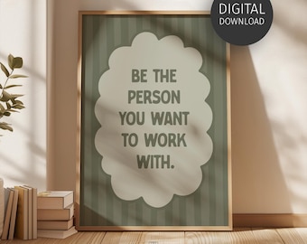 Op de afbeelding: Een ingelijste print met de tekst "WEES DE PERSOON MET WIE JE WILT WERKEN." De print heeft een lichtgroene achtergrond met verticale strepen en een lichtbeige tekstvak in de vorm van een wolk. Een sticker "DIGITALE DOWNLOAD" staat rechtsboven.