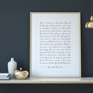 K&ouml;nnte beinhalten: Ein gerahmter Druck mit einem handschriftlichen Gedicht in Schwarzwei&szlig; &uuml;ber ein Haus in New Orleans namens "The Rising Sun". Das Gedicht ist in einer kursiven Schrift geschrieben und der Text ist zentriert auf der Seite.