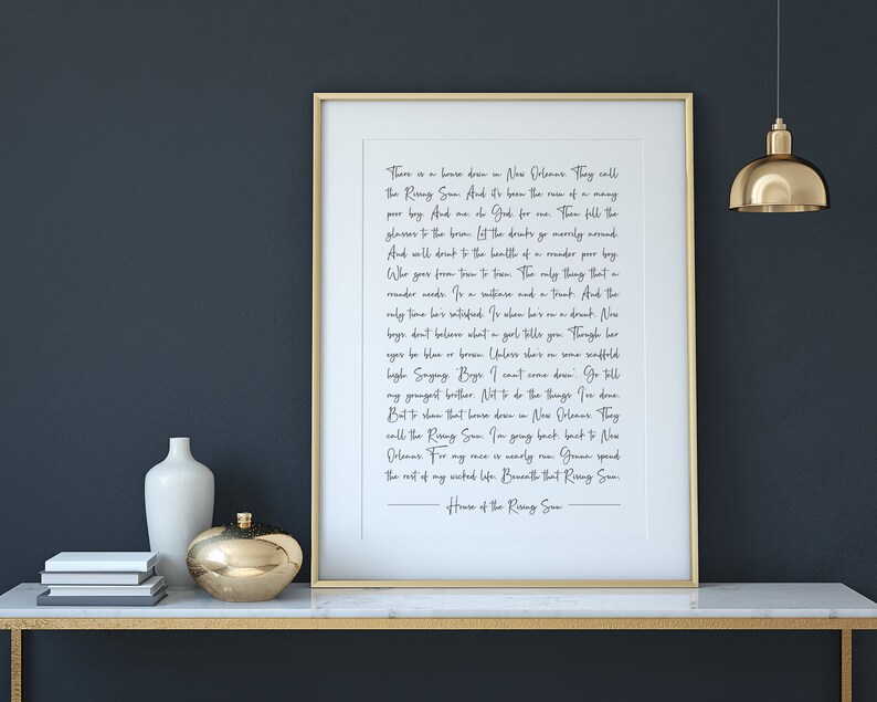 K&ouml;nnte beinhalten: Ein gerahmter Druck mit einem handschriftlichen Gedicht in Schwarzwei&szlig; &uuml;ber ein Haus in New Orleans namens "The Rising Sun". Das Gedicht ist in einer kursiven Schrift geschrieben und der Text ist zentriert auf der Seite.