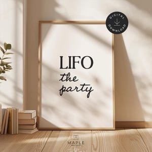 以下が含まれることがあります： 白い背景に黒い文字で「LIFO the party」と書かれた額入りのプリント。プリントは明るい木製のフレームで、デジタルダウンロードアイコンが付いています。Maple Printablesのロゴが下にあります。