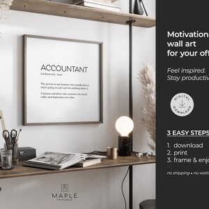 Pode incluir: Uma impress&atilde;o emoldurada com a defini&ccedil;&atilde;o de "ACCOUNTANT" em texto preto. A impress&atilde;o &eacute; exibida em uma prateleira de madeira com uma lumin&aacute;ria de mesa, livros e material de escrit&oacute;rio. O texto "Motivational wall art for your office" tamb&eacute;m &eacute; vis&iacute;vel.