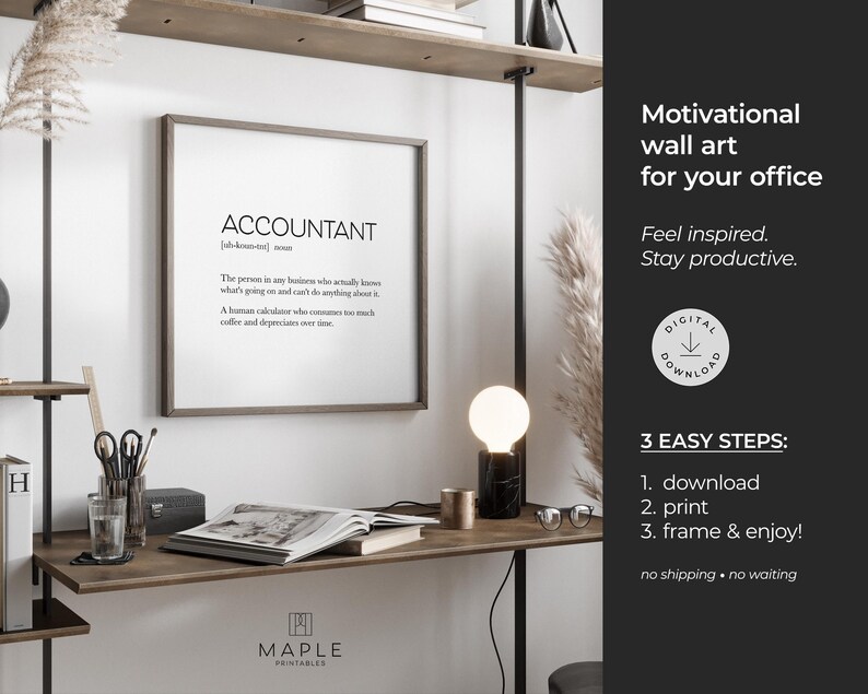 Pode incluir: Uma impress&atilde;o emoldurada com a defini&ccedil;&atilde;o de "ACCOUNTANT" em texto preto. A impress&atilde;o &eacute; exibida em uma prateleira de madeira com uma lumin&aacute;ria de mesa, livros e material de escrit&oacute;rio. O texto "Motivational wall art for your office" tamb&eacute;m &eacute; vis&iacute;vel.
