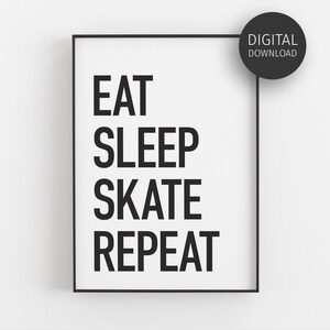 Op de afbeelding: Een rechthoekige wandprint in een dunne zwarte lijst met de zwarte tekst EAT SLEEP SKATE REPEAT op een witte achtergrond. Een cirkelvormige zwarte badge in de rechterbovenhoek bevat de witte tekst DIGITAL DOWNLOAD.