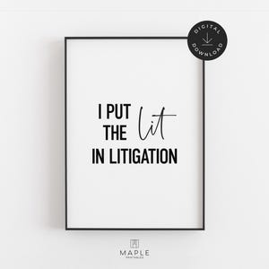 弁護士向け「I Put The Lit in Litigator」ポスター、法律事務所の装飾に使える印刷可能なウォールアート、弁護士向け楽しい法律ポスター、ロースクール卒業生へのプレゼント