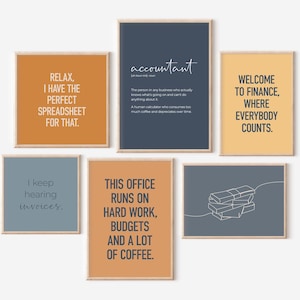 Puede incluir: Colecci&oacute;n de seis impresiones art&iacute;sticas enmarcadas con citas motivacionales y frases tem&aacute;ticas de contabilidad. Las impresiones presentan texto en varios colores, incluyendo naranja, azul y amarillo, con un dise&ntilde;o minimalista y marcos de madera.