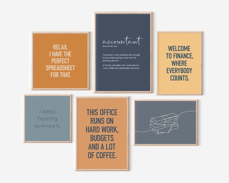 Puede incluir: Colecci&oacute;n de seis impresiones art&iacute;sticas enmarcadas con citas motivacionales y frases tem&aacute;ticas de contabilidad. Las impresiones presentan texto en varios colores, incluyendo naranja, azul y amarillo, con un dise&ntilde;o minimalista y marcos de madera.