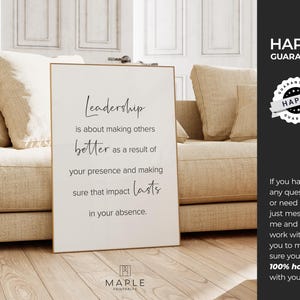 K&ouml;nnte beinhalten: Gerahmter Druck mit dem Text "Leadership is about making others better as a result of your presence and making sure that impact lasts in your absence." Der goldfarbene Rahmen steht auf einem Holzboden.