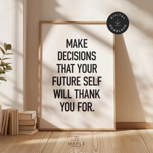 Puede incluir: Una impresión enmarcada con el texto "TOMA DECISIONES QUE TU YO FUTURO TE AGRADECERÁ". La impresión está en un marco de madera clara y tiene un icono de descarga digital. El logotipo de Maple Printables está en la parte inferior.