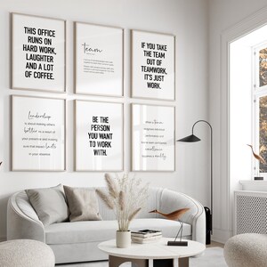 Peut inclure: Six affiches de motivation en noir et blanc avec des citations inspirantes sur le travail d'&eacute;quipe, le leadership et l'&eacute;thique du travail. Les affiches sont accroch&eacute;es &agrave; un mur blanc dans un salon moderne.