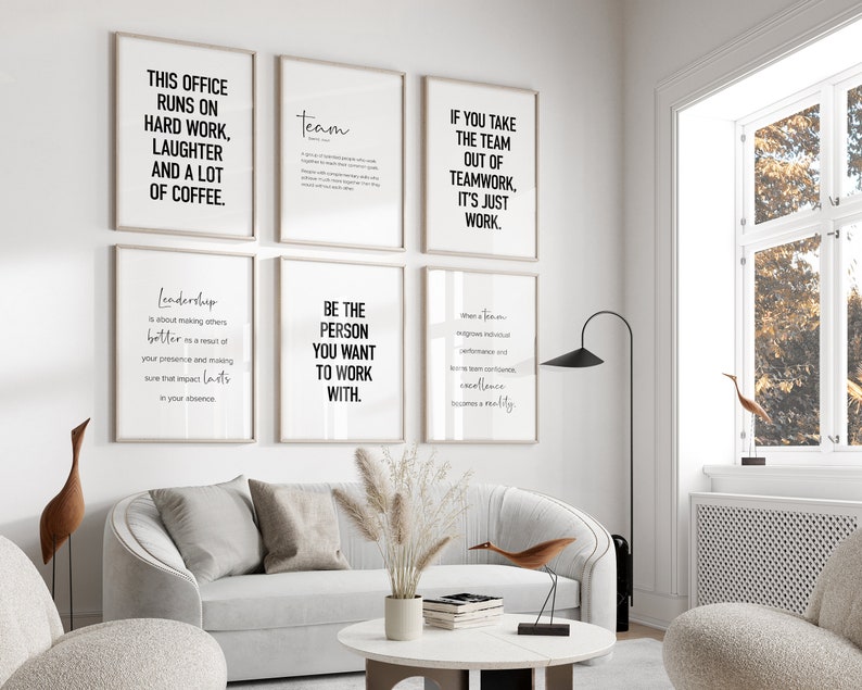 Peut inclure: Six affiches de motivation en noir et blanc avec des citations inspirantes sur le travail d'&eacute;quipe, le leadership et l'&eacute;thique du travail. Les affiches sont accroch&eacute;es &agrave; un mur blanc dans un salon moderne.