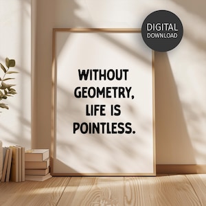 Puede incluir: Una impresión enmarcada con el texto "WITHOUT GEOMETRY, LIFE IS POINTLESS". La impresión está en un marco de madera clara y tiene una etiqueta de descarga digital. La impresión está apoyada contra una pared con libros y una planta en el fondo.