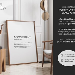 Pode incluir: Uma impress&atilde;o emoldurada com a defini&ccedil;&atilde;o de "ACCOUNTANT" em texto preto sobre um fundo branco. A impress&atilde;o est&aacute; em uma sala com uma mesa lateral de madeira, uma escultura decorativa de p&aacute;ssaro e uma lumin&aacute;ria de ch&atilde;o moderna. O texto "FUNNY OFFICE WALL ART" tamb&eacute;m &eacute; vis&iacute;vel.