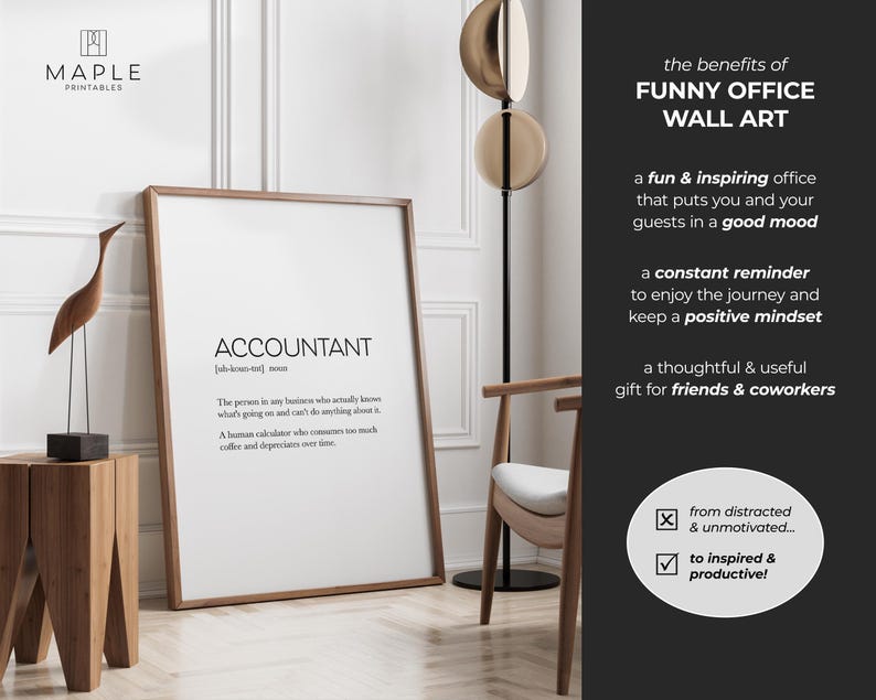 Pode incluir: Uma impress&atilde;o emoldurada com a defini&ccedil;&atilde;o de "ACCOUNTANT" em texto preto sobre um fundo branco. A impress&atilde;o est&aacute; em uma sala com uma mesa lateral de madeira, uma escultura decorativa de p&aacute;ssaro e uma lumin&aacute;ria de ch&atilde;o moderna. O texto "FUNNY OFFICE WALL ART" tamb&eacute;m &eacute; vis&iacute;vel.