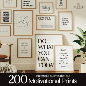 Op de afbeelding: Een verzameling ingelijste motiverende prints met verschillende citaten in zwarte tekst op witte achtergronden. De frames zijn lichtbruin. De afbeelding bevat de tekst "200 Motivational Prints" en het Maple Printables logo.