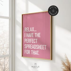 Könnte beinhalten: Ein gerahmter rosa Druck mit goldenem Rand, mit dem Text "RELAX... I HAVE THE PERFECT SPREADSHEET FOR THAT." Ein schwarzes digitales Download-Symbol befindet sich in der oberen rechten Ecke. Der Druck hängt an einer weißen Wand.