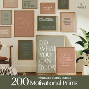 Puede incluir: Una colección de impresiones motivacionales enmarcadas en varios tamaños y colores, incluyendo verde salvia, rosa empolvado y crema. Las impresiones presentan citas inspiradoras en un estilo minimalista. La parte inferior de la imagen dice "200 Motivational Prints."