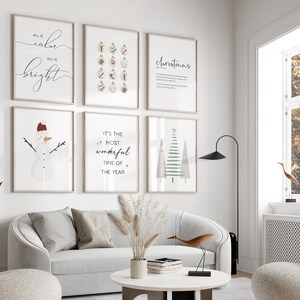 Pu&ograve; includere: Un set di sei stampe minimaliste a tema natalizio in cornici bianche. Le stampe presentano illustrazioni di un pupazzo di neve, un albero di Natale, ornamenti e testo che recita "All is calm, all is bright", "It's the most wonderful time of the year", e "Christmas".