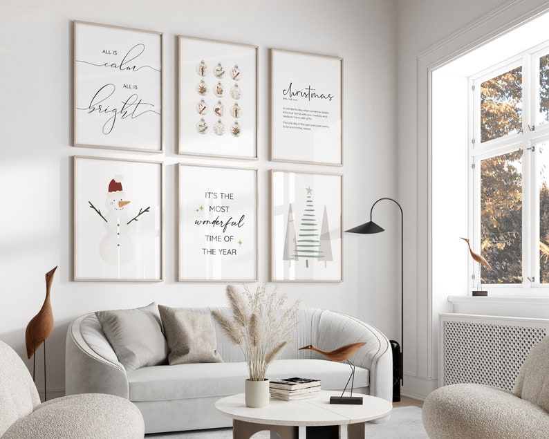 Pu&ograve; includere: Un set di sei stampe minimaliste a tema natalizio in cornici bianche. Le stampe presentano illustrazioni di un pupazzo di neve, un albero di Natale, ornamenti e testo che recita "All is calm, all is bright", "It's the most wonderful time of the year", e "Christmas".
