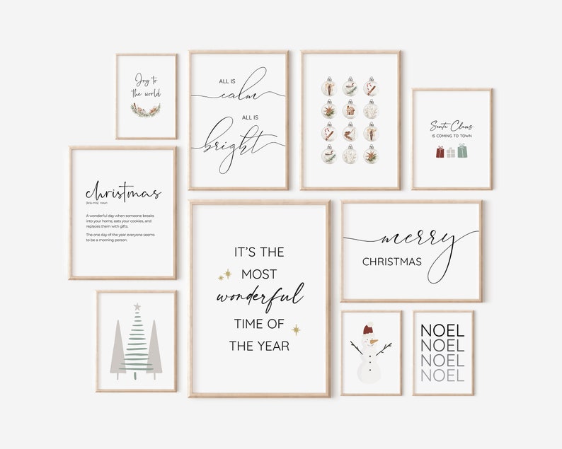 Pu&ograve; includere: Un set di 10 stampe d'arte da parete natalizie stampabili che presentano vari temi festivi, tra cui un albero di Natale, ornamenti, un pupazzo di neve e design basati sul testo. Le stampe sono in bianco e nero con alcuni accenti dorati.