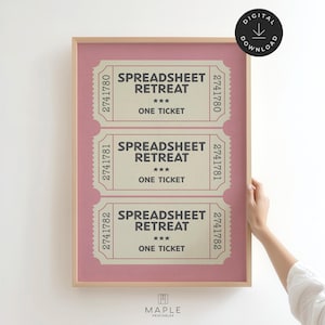以下が含まれることがあります： 「Spreadsheet Retreat」の3枚のヴィンテージスタイルのチケットが描かれたフレーム入りプリント。ベージュ色のチケットにはピンク色のアクセントとテキストが施されています。フレームは明るい木の色です。プリントは人が持っています。