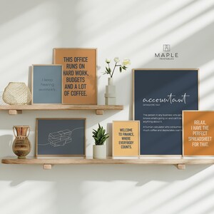 Puede incluir: Una exhibici&oacute;n de impresiones art&iacute;sticas enmarcadas con citas motivacionales y definiciones. Las impresiones son de varios tama&ntilde;os y colores, incluyendo azul, naranja y amarillo, y est&aacute;n dispuestas en estantes de madera. El texto incluye frases como "accountant" y "Welcome to Finance."