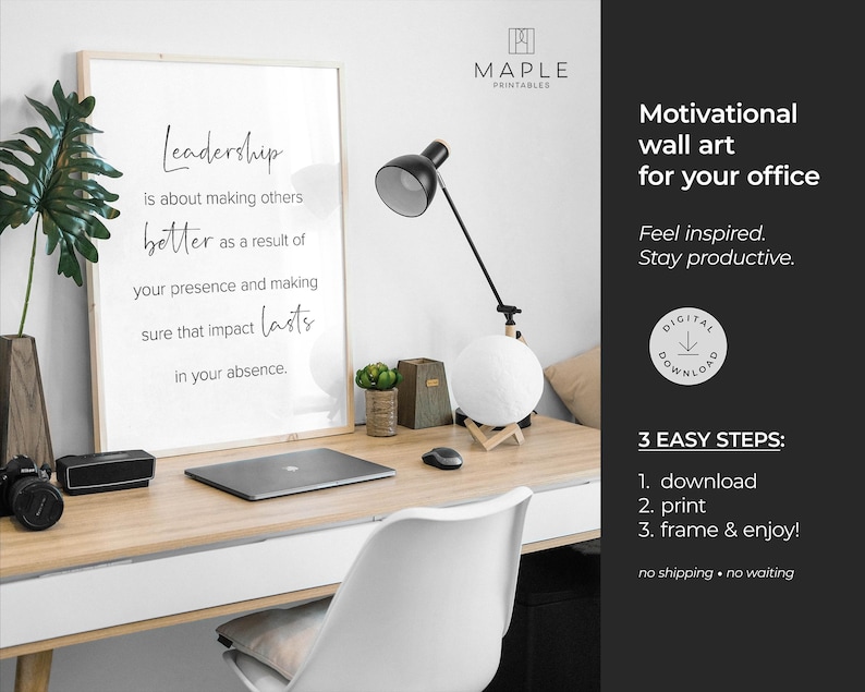 K&ouml;nnte beinhalten: Gerahmter Kunstdruck mit dem Zitat &bdquo;F&uuml;hrung bedeutet, andere besser zu machen&ldquo;. Das Bild zeigt einen Schreibtisch mit einer schwarzen Lampe, einem Laptop und einem wei&szlig;en Stuhl. Der Text &bdquo;Motivierende Wandkunst f&uuml;r Ihr B&uuml;ro&ldquo; ist ebenfalls sichtbar. Digitaler Download.