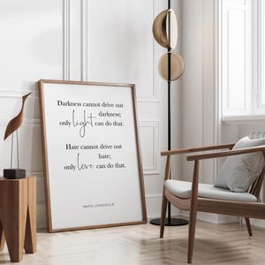 Pode incluir: Uma impress&atilde;o emoldurada com fundo branco e texto preto. O texto diz "Darkness cannot drive out darkness; only light can do that. Hate cannot drive out hate; only love can do that." A cita&ccedil;&atilde;o &eacute; atribu&iacute;da a Martin Luther King Jr.