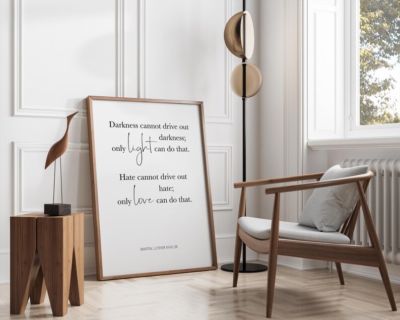 Pode incluir: Uma impress&atilde;o emoldurada com fundo branco e texto preto. O texto diz "Darkness cannot drive out darkness; only light can do that. Hate cannot drive out hate; only love can do that." A cita&ccedil;&atilde;o &eacute; atribu&iacute;da a Martin Luther King Jr.