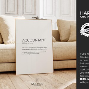 Pode incluir: Uma impress&atilde;o branca emoldurada com a defini&ccedil;&atilde;o de "ACCOUNTANT" em texto preto. A impress&atilde;o &eacute; exibida em um piso de madeira, encostada em um sof&aacute; bege. O logotipo Maple Printable est&aacute; inclu&iacute;do.