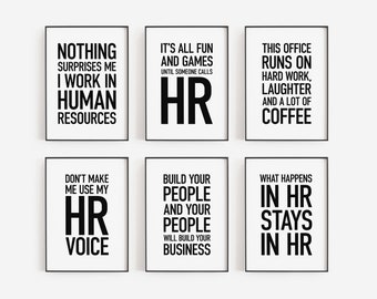 Può includere: Sei poster stampabili in bianco e nero con citazioni divertenti sul lavoro nelle risorse umane. Le citazioni includono: "Niente mi sorprende, lavoro nelle risorse umane", "È tutto divertimento e giochi finché qualcuno non chiama le risorse umane", "Questo ufficio funziona con duro lavoro, risate e molto caffè", "Non farmi usare la mia voce HR", "Costruisci la tua gente e la tua gente costruirà la tua attività", e "Ciò che accade nelle risorse umane rimane nelle risorse umane".