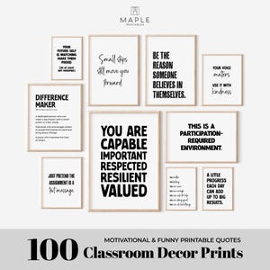 Op de afbeelding: Een verzameling ingelijste prints met motiverende citaten in zwarte tekst op een witte achtergrond. De prints bevatten zinnen als "Je bent in staat" en "Kleine stappen brengen je nog steeds verder." De afbeelding bevat ook de tekst "100 Classroom Decor Prints".