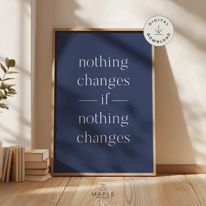 Puede incluir: Un póster enmarcado con las palabras "nothing changes if nothing changes" en blanco sobre un fondo azul marino. El póster está en un marco dorado e incluye un icono de descarga digital.