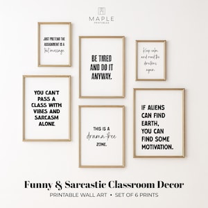 Puede incluir: Seis impresiones enmarcadas con marcos dorados y fondos blancos. Cada impresión presenta texto negro con citas humorísticas y sarcásticas. La parte inferior de la imagen dice "Funny & Sarcastic Classroom Decor".