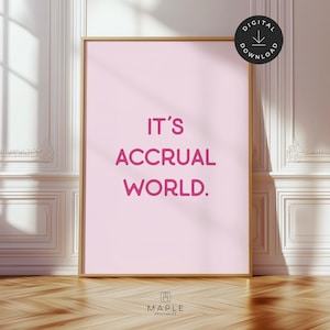 以下が含まれることがあります： マゼンタ色の「IT'S ACCRUAL WORLD」というテキストが入った、額入りのピンク色のプリント。プリントは金のフレームに入っており、装飾的なモールディングが施された白い壁に立てかけられています。デジタルダウンロードアイコンが右上隅にあります。
